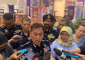 RUSDI Mohd. Isa bersama pemberita selepas Program Kesejahteraan Komuniti Bandar Selamat 'PPR Bestari' Tahun 2025 di Dewan Serbaguna Taman Perumahan Desa Rejang, hari ini.
