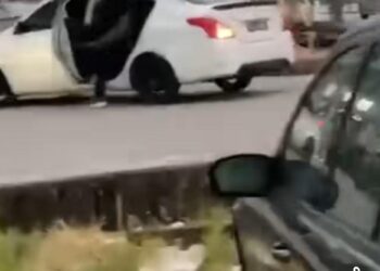 TANGKAP layar satu rakaman video yang tular di media sosial menunjukkan sekumpulan individu cuba melarikan diri dengan menaiki sebuah kereta dalam kejadian di Jalan Raja Uda, Butterworth, Pulau Pinang.-GAMBAR/MEDIA SOSIAL