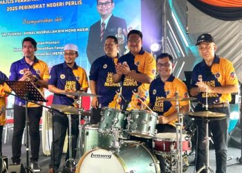 AKMAL Nasrullah Mohd Nasir (dua dari kanan) membuat gimik pelancaran Sambutan Hari Belia 2025 Peringkat Negeri Perlis di Dataran Sungai Chuchu, Padang Besar, Perlis hari ini. -UTUSAN/ASYRAF MUHAMMAD