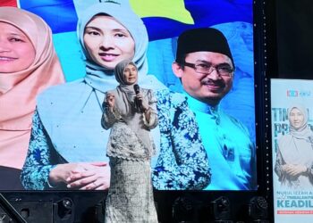 NURUL Izzah Anwar ketika berucap sempena program Temu Rapat Akar Umbi Zon Utara di Bukit Mertajam, Pulau Pinang malam tadi.
