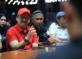 IRWAN Mohd. Ali (kiri) semasa sesi bertemu kelab penyokong Kelantan di Kota Bharu, Kelantan hari ini-UTUSAN/KAMARUL BISMI KAMARUZAMAN.