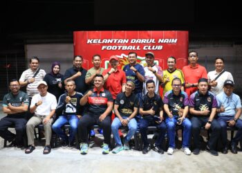 IRWAN Rizal Mohd. Ali Napiah (bekalang, lima dari kiri) bersama kelab penyokong dan peminat bola sepak Kelantan semasa sesi perjumpaan di Kota Bharu, Kelantan malam tadi.-UTUSAN/KAMARUL BISMI KAMARUZAMAN