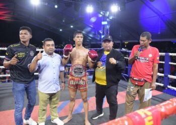 ABU Bakar Hamzah (dua dari kanan) bergambar bersama salah seorang pemenang Perlis International Open Fight Night 2.0 di Dataran Lok 9, Kuala Perlis.-UTUSAN/IZLIZAN OTHMAN