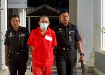 HAFIZUL Hawari ketika dibawa bagi sebutan semula kes cubaan membunuh isterinya, Farah Cie di Mahkamah Sesyen Sepang. - UTUSAN/FAISOL MUSTAFA