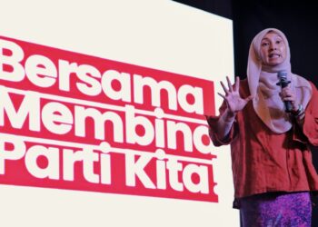 NURUL Izzah Anwar Ketika berucap pada program Jelajah Temu Rapat Akar Umbi Zon Selatan di Seremban semalam.-UTUSAN/MOHD. SHAHJEHAN MAAMIN.