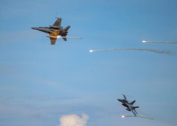 SEBAHAGIAN aksi aerobatik dan formasi udara yang dipersembahkan pada perasmian Pameran Antarabangsa Maritim dan Aeroangkasa Langkawi 2025 (LIMA’25) di Langkawi hari ni - UTUSAN/SHAHIR NOORDIN