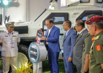 ANWAR Ibrahim (dua kiri) melakukan gimik perasmian RIBAT-Kenderaan Taktikal Ringan Mobiliti Tinggi (HMLTV) pada Pameran Antarabangsa Maritim dan Aeroangkasa Langkawi 2025 (LIMA'25) di Pusat Pameran Antarabangsa Mahsuri (MIEC) di sini hari ini. 
Turut sama, Menteri Pertahanan, Datuk Seri Mohamed Khaled Nordin (dua kanan) dan Menteri Besar Kedah, Datuk Seri Muhammad Sanusi Md Nor (kiri). - UTUSAN/FARIZ RUSADIO