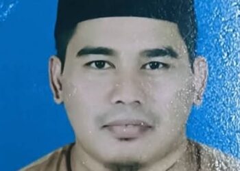 MAYAT Mohd. Al Hafiz Md. Yunus yang lemas ketika memancing dibawa naik ke Jeti Kampung Semaloi, Mersing.