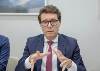THOMAS Zeman bercakap pada sesi taklimat sempena Pameran Antarabangsa Maritim dan Aeroangkasa Langkawi 2025 (LIMA'25) di Pusat Pameran Antarabangsa Mahsuri (MIEC) di sini hari ini. - UTUSAN/FARIZ RUSADIO