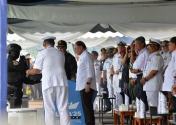 ANWAR Ibrahim menerima kotak hitam berisi kad slot untuk diaktifkan sebagai gimik perasmian segmen maritim LIMA’25 di RWL, Langkawi, Kedah. - UTUSAN/SHAHIR NOORDIN