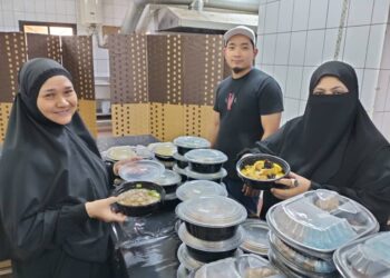 SHUKURIAH Abd. Ghafar (kanan) menunjukkan beberapa menu citarasa Malaysia yang terdapat di kafeteria Adeq Sue di Hotel Rehab Janadriyah, Mekah pada musim haji tahun ini. - UTUSAN/KAMALIZA KAMARUDDIN