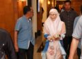 MOHAMAD Supardi Md. Noor (kiri) mengiringi Wan Azizah Wan Ismail (kanan) ke Majlis Minum Petang Penasihat PKR Bersama PKR Kelantan di Kota Bharu, Kelantan hari ini. - UTUSAN/MUSTAQIM MOHAMED