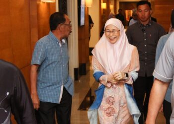 MOHAMAD Supardi Md. Noor (kiri) mengiringi Wan Azizah Wan Ismail (kanan) ke Majlis Minum Petang Penasihat PKR Bersama PKR Kelantan di Kota Bharu, Kelantan hari ini. - UTUSAN/MUSTAQIM MOHAMED