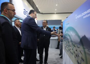 MOHAMED Khaled Nordin (kanan) melawat reruai selepas hadir Persidangan Maritim Malaysia 2025 sempena Pameran Antarabangsa Maritim dan Aeroangkasa Langkawi 2025 (LIMA'25) di Pusat Pameran Antarabangsa Mahsuri (MIEC) di sini hari ini. -UTUSAN/FARIZ RUSADIO