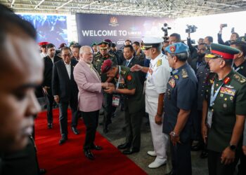 Sultan Ibrahim berkenan mencemar duli ke Pameran Antarabangsa Maritim dan Aeroangkasa Langkawi 2025 (LIMA'25) di Pusat Pameran Antarabangsa Mahsuri (MIEC) di sini hari ini. - UTUSAN/FARIZ RUSADIO
