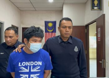 OOI Ching Leng (tengah) ketika tiba di Mahkamah Majistret Butterworth, Pulau Pinang hari ini