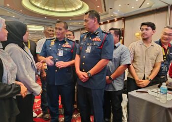 OTHMAN Abdullah beramah mesra dengan peserta sempena Majlis Perasmian Seminar Badan Peneraju Industri (ILB) Bidang Kebombaan Tahun 2025 JBPM Malaysia Negeri Sembilan, di sini, hari ini. UTUSAN/NOR AINNA HAMZAH