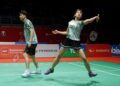 GOH Soon Huat-Shevon Lai menewaskan pasangan China Feng Yan Zhe-Wei Ya Xin 21-11, 21-19 pada aksi pusingan kedua Kejohanan Badminton Terbuka Singapura di Stadium Tertutup Singapura, hari ini.