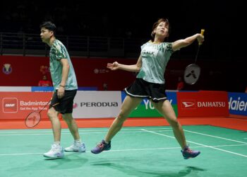 GOH Soon Huat-Shevon Lai menewaskan pasangan China Feng Yan Zhe-Wei Ya Xin 21-11, 21-19 pada aksi pusingan kedua Kejohanan Badminton Terbuka Singapura di Stadium Tertutup Singapura, hari ini.