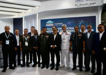 MOHAMED Khaled Nordin menyaksikan Majlis Penyerahan Kontrak di Antara DSA dan NATSEC ASIAN 2026 ketika hadir ke Pameran Antarabangsa Maritim dan Aeroangkasa Langkawi (LIMA) 2025 di sini hari ini. - UTUSAN/ SHAHIR NOORDIN