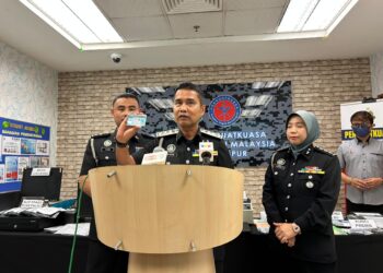 WAN Mohammed Saupee (tengah) ketika sidang akhbar di Kompleks KDN, Jalan Sri Hartamas, di sini hari ini.