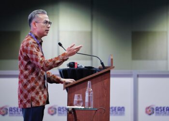 FAHMI Fadzil pada sidang akhbar mingguan selepas meninjau Pusat Media Antarabangsa Sidang Kemuncak ASEAN-46 di Pusat Konvensyen Kuala Lumpur, di sini hari ini. - UTUSAN/SHIDDIEQIIN ZON