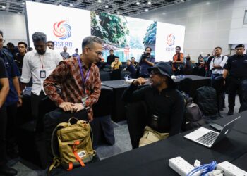 FAHMI Fadzil ketika meninjau Pusat Media Antarabangsa Sidang Kemuncak ASEAN-46 di Pusat Konvensyen Kuala Lumpur, di sini hari ini. - UTUSAN/SHIDDIQIIEN ZON
