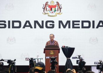 FAHMI Fadzil pada sidang akhbar mingguan selepas meninjau Pusat Media Antarabangsa Sidang Kemuncak ASEAN-46 di Pusat Konvensyen Kuala Lumpur, di sini hari ini.