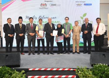 AWANG Tengah (tengah) menyampaikan surat tawaran kepada wakil peserta sebagai simbolik kepada penyertaan dalam Program TUBE 11 Wilayah Sarawak.
