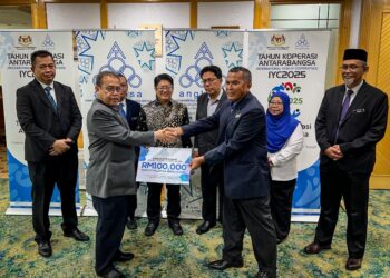 EWON Benedick menyaksikan simbolik penyerahan tajaan bagi penganjuran ACNR 2025 daripada Abdul Fattah Abdullah kepada Idrus Mat Tais di Putrajaya. - UTUSAN/KAMARIAH KHALIDI