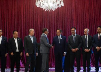 ANWAR Ibrahim bersama  Abang Johari Tun Openg pada sidang akhbar selepas Majlis Pertukaran Memorandum Persefahaman Kerajaan Persekutuan dengan Kerajaan Sarawak di Bangunan Perdana Putra, Putrajaya. - UTUSAN/FAISOL MUSTAFA