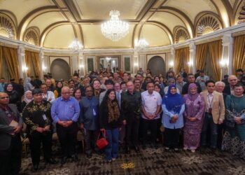 ANWAR Ibrahim bergambar bersama ketua-ketua pengarang media selepas Sesi Taklimat Perdana Menteri Bersama Ketua-ketua Pengarang Media Tempatan dan Antarabangsa di Kompleks Seri Perdana, Putrajaya.
- UTUSAN/FAISOL MUSTAFA