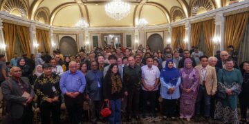 ANWAR Ibrahim bergambar bersama ketua-ketua pengarang media selepas Sesi Taklimat Perdana Menteri Bersama Ketua-ketua Pengarang Media Tempatan dan Antarabangsa di Kompleks Seri Perdana, Putrajaya.
- UTUSAN/FAISOL MUSTAFA