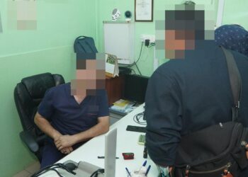 KLINIK Dr. Maleeq yang menawarkan perkhidmatan perubatan tanpa doktor bertauliah diserbu JIM di sekitar Selangor dan KL. - GAMBAR JIM