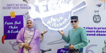 Rizwana (kiri) bersama Hael Husaini ketika majlis  perasmian  EG's Wok Kitchen baru-baru ini.