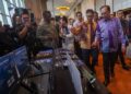 ANWAR Ibrahim diiringi K.S Pua (kanan) ketika melawat ruang pameran selepas Majlis Perasmian MaiStrogae Technology Sdn Bhd di Putrajaya. - UTUSAN/FAISOL MUSTAFA