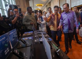 ANWAR Ibrahim diiringi K.S Pua (kanan) ketika melawat ruang pameran selepas Majlis Perasmian MaiStrogae Technology Sdn Bhd di Putrajaya. - UTUSAN/FAISOL MUSTAFA