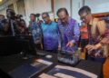 ANWAR Ibrahim ketika melawat ruang pameran selepas Majlis Perasmian MaiStrogae Technology Sdn Bhd di Putrajaya. - UTUSAN/FAISOL MUSTAFA