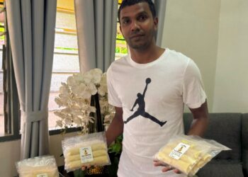 MOHAMMAD Gopi Rizqi menunjukkan popia carbonara ayam dan daging yang dihasilkan bersama isterinya di rumah mereka di Kampung Api-Api, Pontian, Johor.