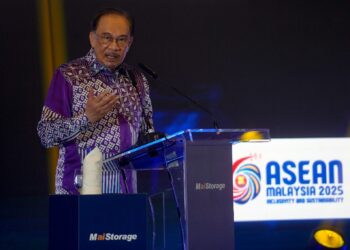 ANWAR Ibrahim berharap Sidang Kemuncak ASEAN Ke-46 minggu ini dapat mencapai beberapa
keputusan termasuk mencari penyelesaian kon ik Myanmar dan kedamaian untuk Gaza. – UTUSAN/
FAISOL MUSTAFA