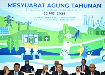 PENGERUSI TNB, Tan Sri Abdul Razak Abdul Majid (tengah), Presiden/Ketua Pegawai Eksekutif, Datuk Ir.
Megat Jalaluddin Megat Hassan (kiri) dan Setiausaha Syarikat, Ali Munawar Salim (kanan) pada Mesyuarat
Agung Tahunan TNB Ke-35 di Ibu Pejabat TNB, Kuala Lumpur, semalam.