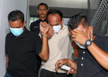 DUA anggota polis berpangkat Lans Koperal dan seorang bekas Koperal didakwa menerima rasuah ketika pertuduhan di Mahkamah Sesyen Ipoh semalam. – UTUSAN/MUHAMAD NAZREEN SYAH MUSTHAFA