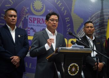 AZAM Baki ketika sidang akhbar di ibu pejabat SPRM Putrajaya. - UTUSAN/FAISOL MUSTAFA