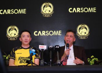 HISAMUDIN (kanan) bersama  Pengasas Bersama yang juga CEO CARSOME, Eric Cheng pada majlis penyerahan  15 buah kenderaan oleh CARSOME Malaysia-Rakan Automotif Rasmi Persatuan Bola Sepak Malaysia (FAM).