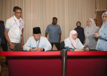 ANWAR Ibrahim dan Dr Wan Azizah Wan Ismail melaksanakan pengundian secara dalan talian sempena Kongres Nasional Keadilan 2025 di Hotel Berjaya Waterfront, Johor Bahru.
