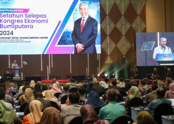 AHMAD Zahid Hamidi ketika hadir pada Majlis Sesi Permukiman Setahun Selepas Kongres Ekonomi Bumiputera 2024 (KEB 2024) di PICC, Putrajaya. - UTUSAN/FAISOL MUSTAFA