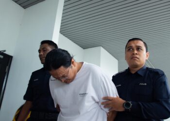 MUHAMMAD Fauzy Abdullah dihadapkan ke Mahkamah Majistret, Ayer Keroh, Melaka atas pertuduhan menjual VCD cetak rompak pelbagai judul termasuk filem lucah. - UTUSAN/ARIF HAMIZAN MISKON