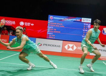 MAN Wei Chong-Tee Kai Wun ketika menentang beregu utama negara, Goh Sze Fei-Nur Izzuddin Rumsani pada aksi suku akhir Malaysia Masters 2025 di Axiata Arena, hari ini. - UTUSAN/ISKANDAR ISHAK