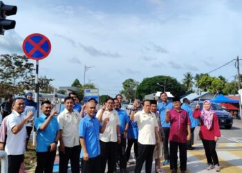 AHMAD Maslan (tiga dari kanan) meninjau projek lintasan pejalan kaki di hadapan SMK Sri Tanjung di Benut, Pontian.