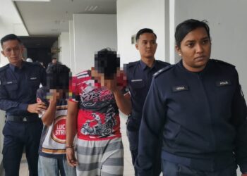 DUA suspek kes rogol dan menyamar penjawat awam dibawa ke Mahkamah Majistret, Ayer Keroh, Melaka bagi mendapatkan perintah reman. - UTUSAN/MUHAMMAD SHAHIZAM TAZALI